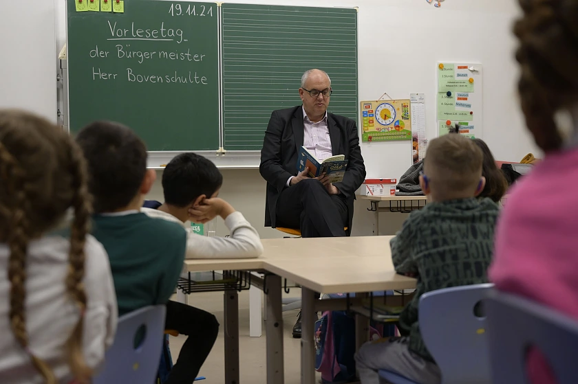 Bürgermeister Bovenschulte beim Vorlesetag. Foto: Senatspressestelle