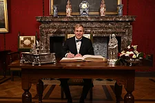 Der Wildwasserrennsport-Europameister Marcel Paufler trägt sich in das Goldene Buch ein. Foto: Senatspressestelle