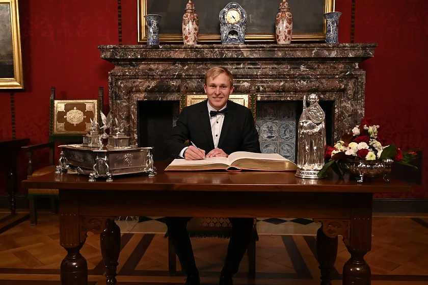 Der Wildwasserrennsport-Europameister Marcel Paufler trägt sich in das Goldene Buch ein. Foto: Senatspressestelle
