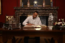 Der Paralympics-Olympionike Leon Schäfer während der Eintragung in das Goldene Buch. Foto: Senatspressestelle