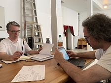 Die Schauspieler Rainer Pabst und Bilgehan Vatan (von links nach rechts) sprechen gemeinsam mit der Regie die geplante Komposition eines der Kurzdramen ab. Foto: Markus Herlyn