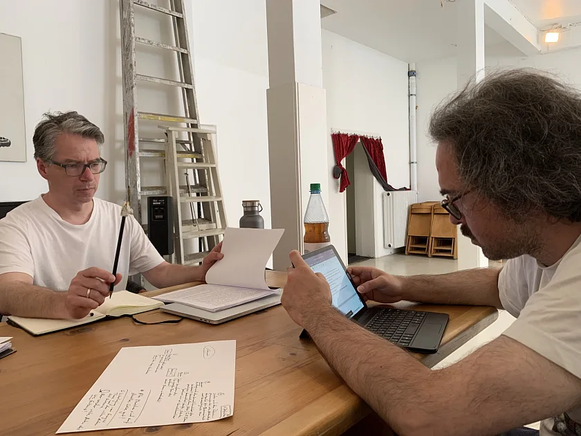 Die Schauspieler Rainer Pabst und Bilgehan Vatan (von links nach rechts) sprechen gemeinsam mit der Regie die geplante Komposition eines der Kurzdramen ab. Foto: Markus Herlyn
