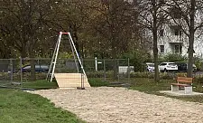 Am Fuß der Seilbahn steht der Bauzaun voraussichtlich noch bis zum Jahresende. Foto: Sozialressort