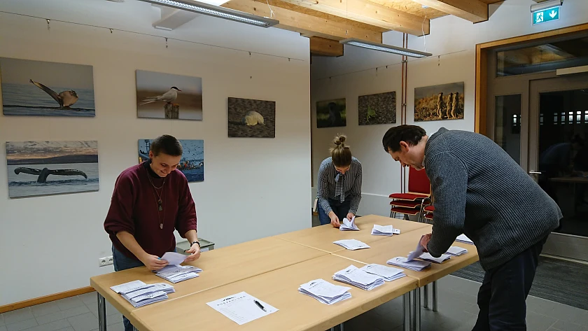 Lara Isabel Meyer vom alten Jugendbeirat, Ortsamtsleiterin Inga Köstner und Marc Liedtke, Mitglied des Beirates Horn-Lehe, beim Zählen der Stimmen (von li. nach re.). Foto: Ortsamt Horn-Lehe