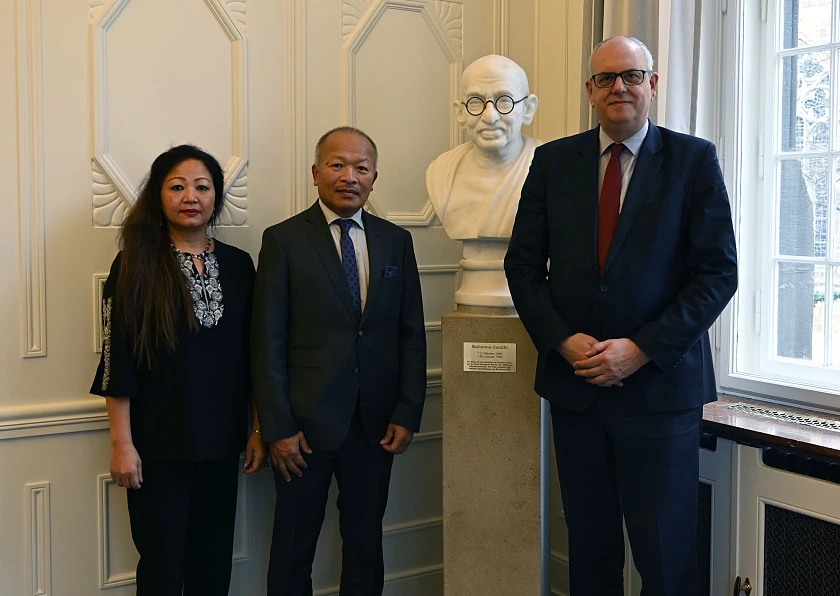 Vor der Büste Mahatma Gandhis im Gobelinzimmer des Rathauses: Der indische Generalkonsul John H. Ruolngul (Mitte) mit seiner Frau Thangtuokim Ruolngul und Bürgermeister Dr. Andreas Bovenschulte. Foto: Senatspressestelle