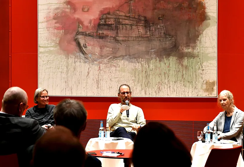 Diskussionsrunde nach der Lesung mit (vlnr) Jutta Reichelt, Jens Laloire, Ulrike Kuckero. Foto: Landesvertretung