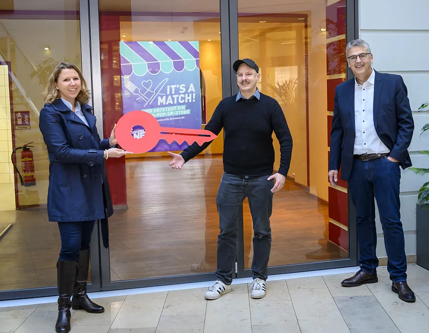 Schlüsselübergabe für ein neues Angebot in Bremen (v.l.n.r.): Annika Reineberg, Geschäftsführerin der Wallhaus GmbH, Wettbewerbsgewinner Sean Moxie und Andreas Heyer, Vorsitzender der Geschäftsführung der WFB Wirtschaftsförderung Bremen GmbH.  Foto: WFB/Frank Pusch