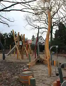 Das Spielschiff und Klettergelegenheiten sollen Kindern vom Krabbelalter bis zu etwa acht Jahren gefallen. Foto: Kinderspielkunst