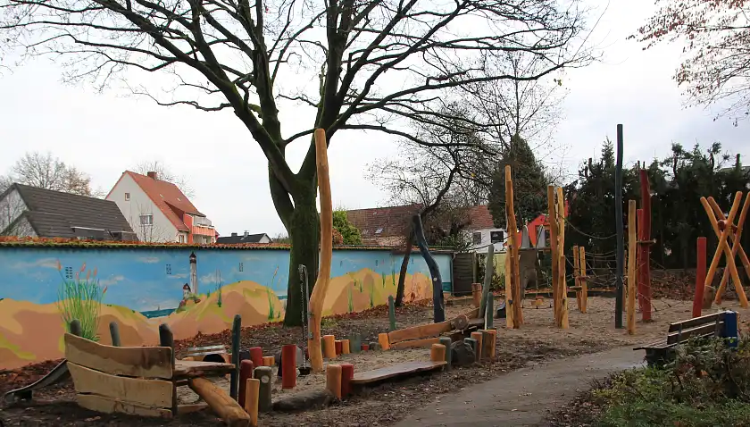 Der neue Spielplatz Frithjofstraße setzt auf maritime Elemente. Das fängt schon mit der Bemalung der Wand an. Foto: Kinderspielkunst