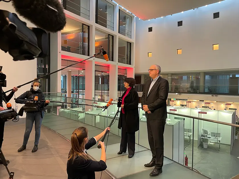 Gesundheitssenatorin Claudia Bernhard und Bürgermeister Dr. Andreas Bovenschulte danken bei der Eröffnung des Impfzentrums Am Wall allen Beteiligten, die den Aufbau so schnell ermöglicht haben. Foto: Senatspressestelle