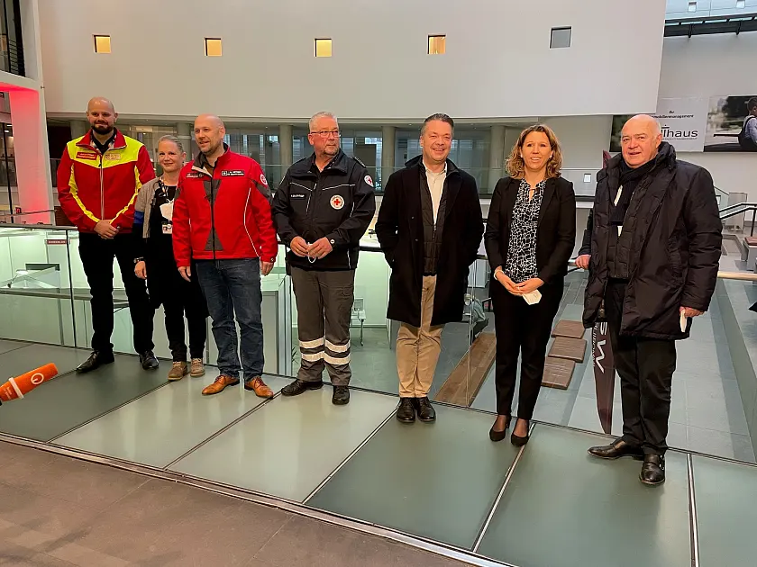 Das Team des Impfzentrum Am Wall: Julian Thies (ASB), Nadine Görs (ASB), Andreas Setzer (Johanniter-Unfall-Hilfe), Peter Zeugträger (DRK), Christian Seidenstücker (Joke Event AG), Annika Reineberg (Wallhaus), Kurt Zech (Zechbau). Foto: Senatspressestelle