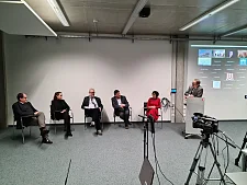 Prof. Dr. Martin Junkernheinrich (r.) moderierte die Diskussion zwischen Dr. Henrik Scheller, Philippa Sigl-Glöckner, Dr. Matthias Woisin, Finanzsenator Dietmar Strehl und Prof. Dr. Isabelle Jänchen (vlnr.). Foto: Finanzressort