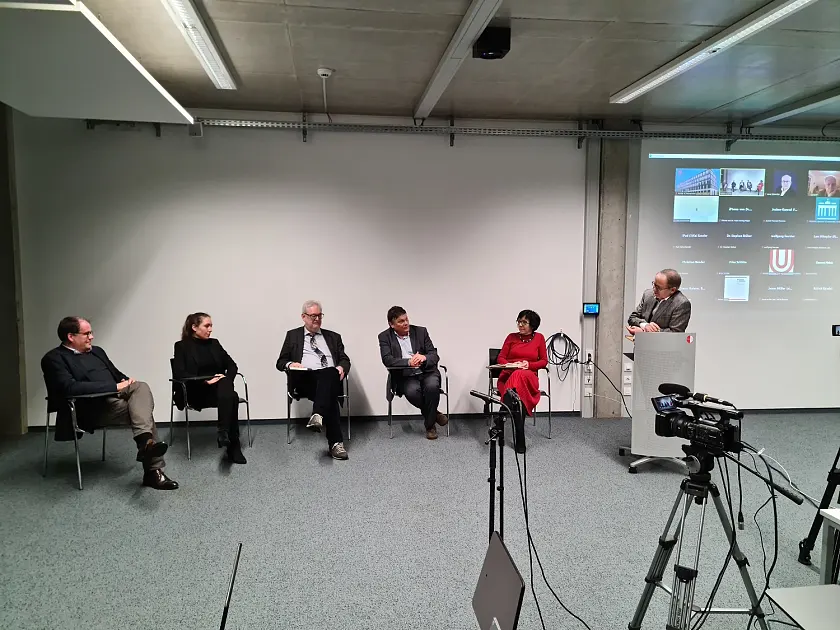 Prof. Dr. Martin Junkernheinrich (r.) moderierte die Diskussion zwischen Dr. Henrik Scheller, Philippa Sigl-Glöckner, Dr. Matthias Woisin, Finanzsenator Dietmar Strehl und Prof. Dr. Isabelle Jänchen (vlnr.). Foto: Finanzressort