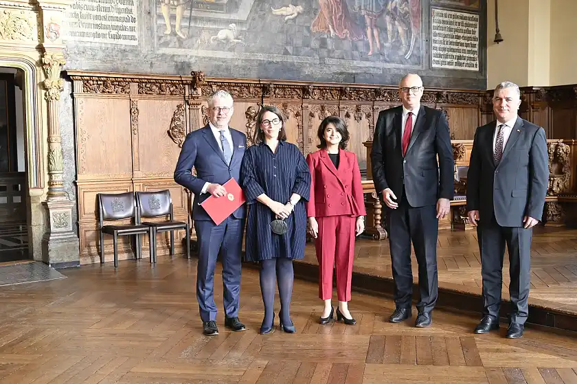 Der neue türkische Honorarkonsul in Bremen, Nils Herrmann mit seiner Frau Contanze, die türkische Generalkonsulin Gül Özge Kaya, Bürgermeister Dr. Andreas Bovenschulte und der türkische Botschafter Ahmet Başar Şen (v.l.n.r). Foto: Senatspressestelle