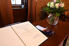 Urkunde und Orden. Foto: Senatspressestelle