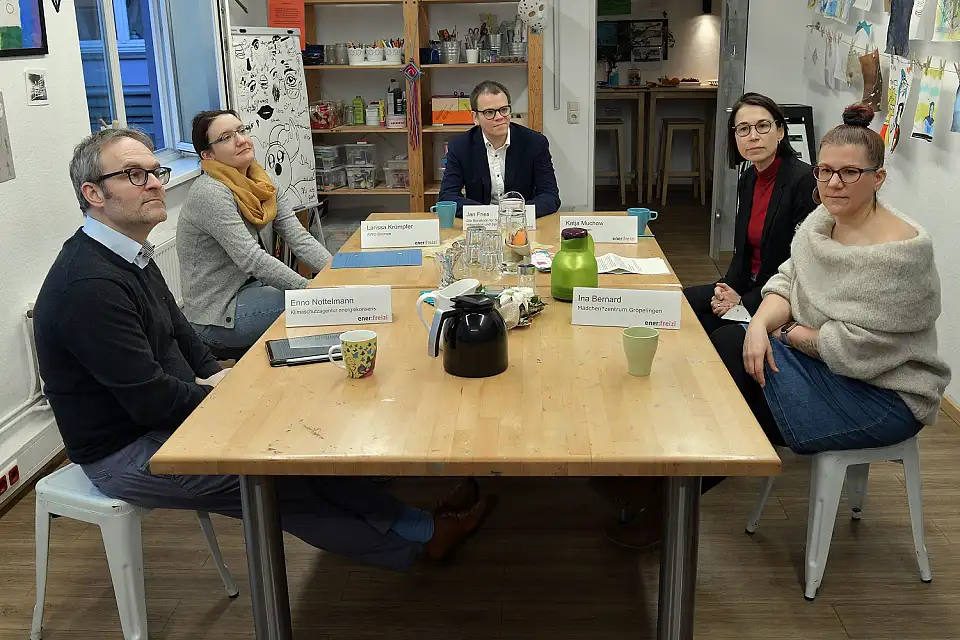 Auftaktgespräch im Mädchen*zentrum Gröpelingen mit Enno Nottelmann, Larissa Krümpfer, Sozialstaatsrat Jan Fries, Katja Muchow und Ina Bernard. Foto: energiekonsens