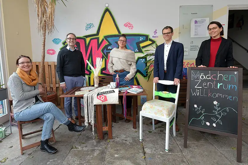 Upcycling ist Thema im Mädchen*zentrum Gröpelingen zum Start der neuen Programmphase im Klimaschutzprojekt ener:freizi. . V.l.n.r.: Larissa Krümpfer (AWO Bremen), Enno Nottelmann (Klimaschutzagentur energiekonsens), Ina Bernard (Mädchen*zentrum Gröpelingen), Sozialstaatsrat Jan Fries und Katja Muchow (BUND Bremen).Foto: energiekonsens