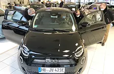 Bevor die neuen Fahrzeuge ihren „Dienstantritt“ hatten, gab es für die künftigen Nutzerinnen und Nutzer eine Einweisung in die besonderheiten der E-Autos.  Foto: Justizressort