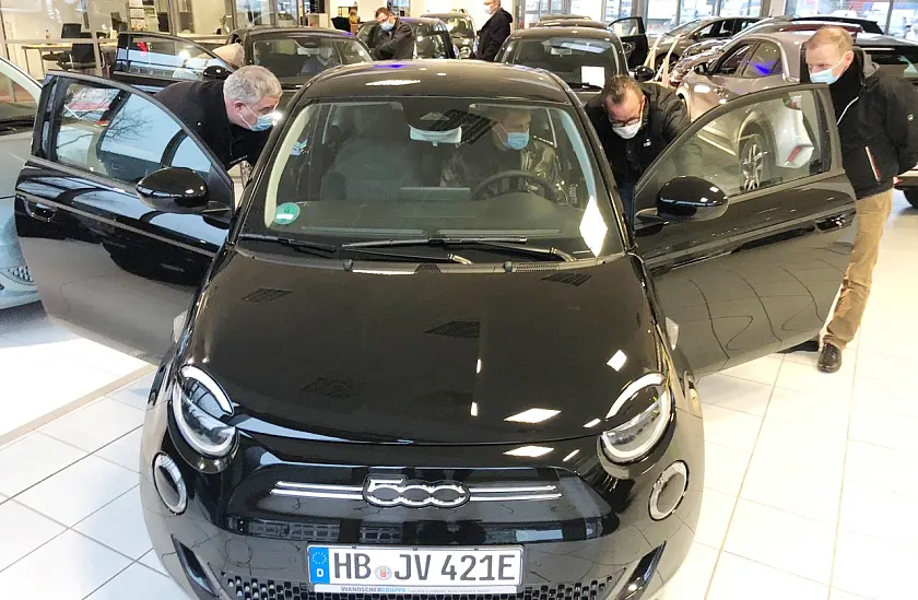Bevor die neuen Fahrzeuge ihren „Dienstantritt“ hatten, gab es für die künftigen Nutzerinnen und Nutzer eine Einweisung in die besonderheiten der E-Autos.  Foto: Justizressort
