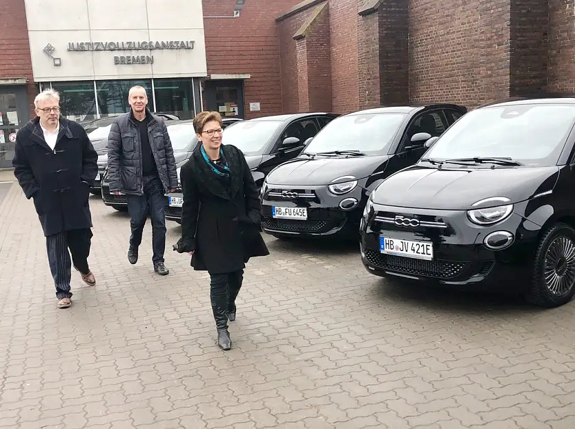 Senatorin Claudia Schilling gemeinsam mit Staatsrat Björn Tschöpe (links) und dem Leiter der JVA, Hans-Jürgen Erdtmann, bei der Übergabe der neuen E-Fahrzeuge. Fünf der neuen Kleinwagen werden nun an den Amtsgerichten Bremerhaven, Bremen und Blumenthal zwei weitere sowie ein Hybrid-Fahrzeug durch die JVA genutzt.  Foto: Justizressort