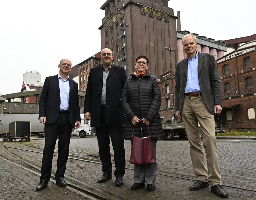 Vor einem beeindruckenden und traditionsreichen Backsteinbau: Berend Erling (links) und Hans-Christoph Erling (rechts, beide Roland Mills Nord GmbH & Co. KG), Bürgermeister Dr. Andreas Bovenschulte und Iris Geber (Prokuristin WfB). Foto: Senatspressestelle