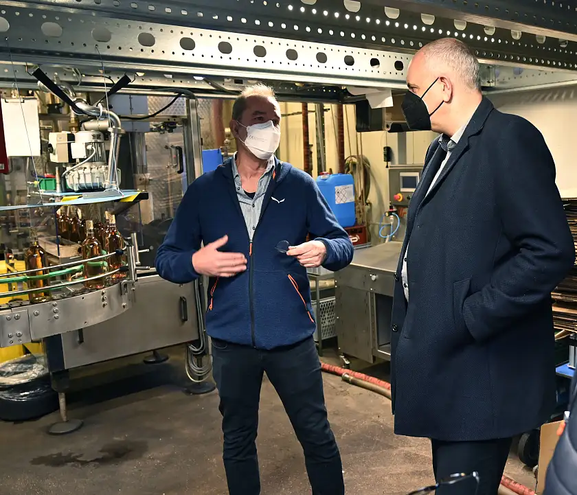 VivoLoVin-Geschäftsführer Kai Schamar (links) erläutert Bürgermeister Dr. Andreas Bovenschulte die Abfüllanlage. Foto: Senatspressestelle