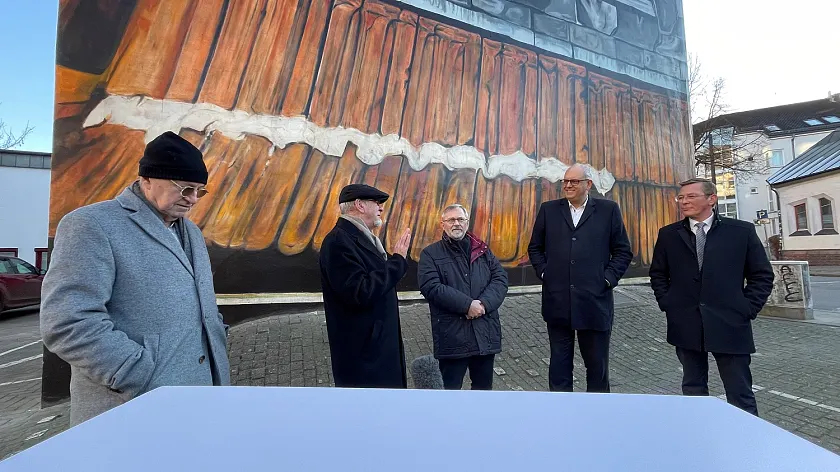 Vor dem neu hergestellten Wandbild (von links): Die Künstler Otto Völker und Peter KF Kreuger, der stellvertretende Präsident der AWO Bremen, Erich Kruschel, Bürgermeister Dr. Andreas Bovenschulte und Bürgerschaftspräsident Frank Imhoff. Foto: Senatspressestelle