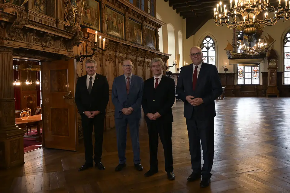 Bürgermeister Andreas Bovenschulte, Generalkonsul Antoni Correa, Reinhard Kütter, ehemaliger Honorarkonsul und der neue Honorarkonsul  Ralf Miehe. Foto: Senatspressestelle