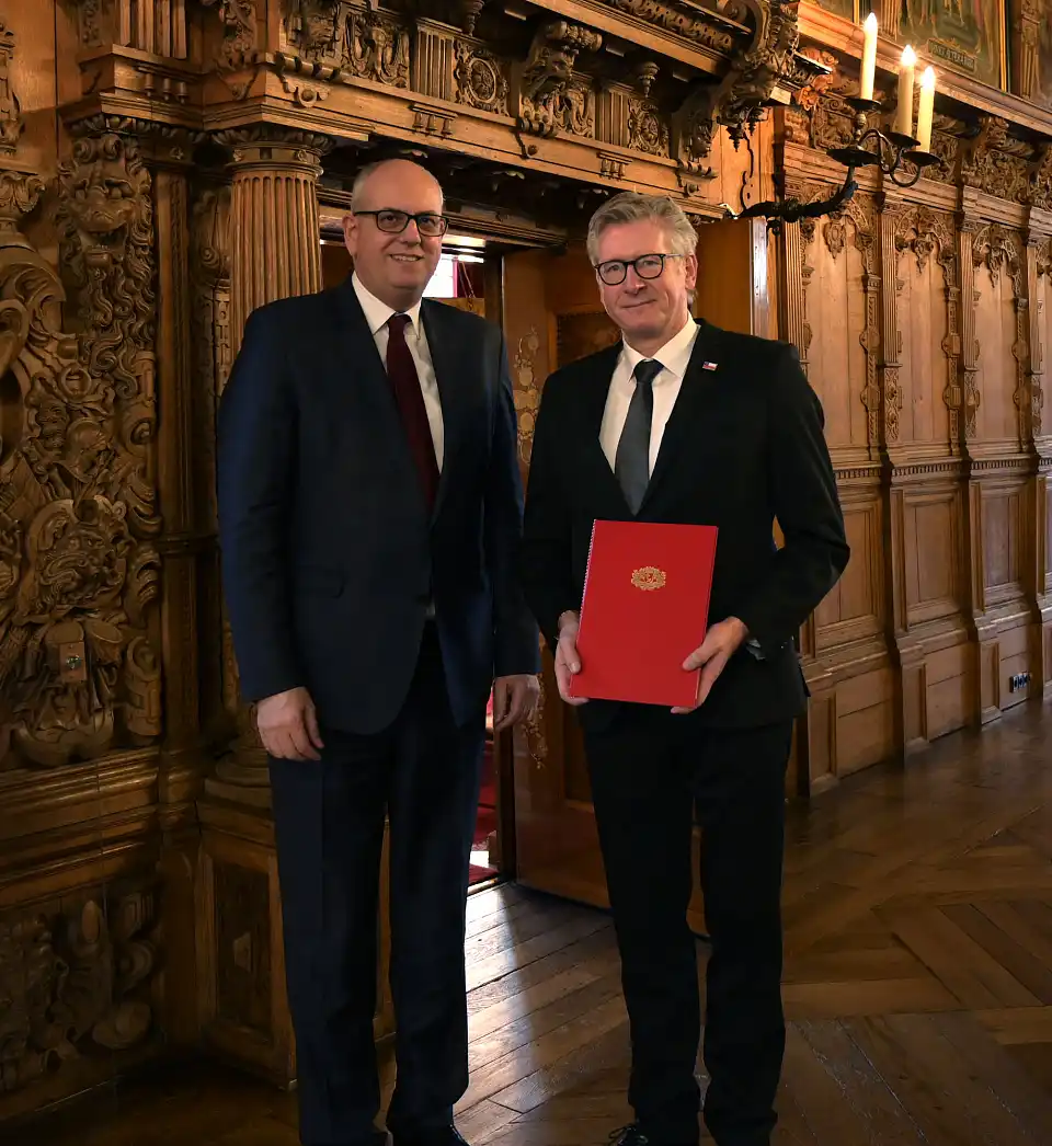 Bürgermeister Bovenschulte überreicht die Urkunde des Senats der Freien Hansestadt Bremen an den neuen Honorarkonsul der Republik Chile in Bremen, Ralf Miehe. Foto: Senatspressestelle