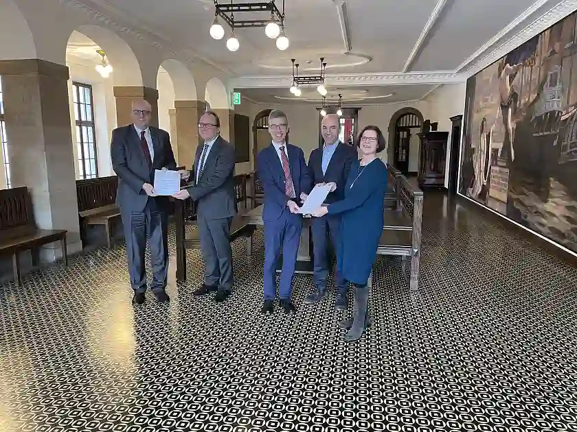 Bürgermeister Andreas Bovenschulte, Reiner Blaschek (Vorsitzender des Vorstandes Arcelor Mittal), Torsten Köhne (Vorsitzender des Vorstandes swb), Stefan Dohler (Vorsitzender des Vorstandes EWE), Wirtschaftssenatorin Kristina Vogt 