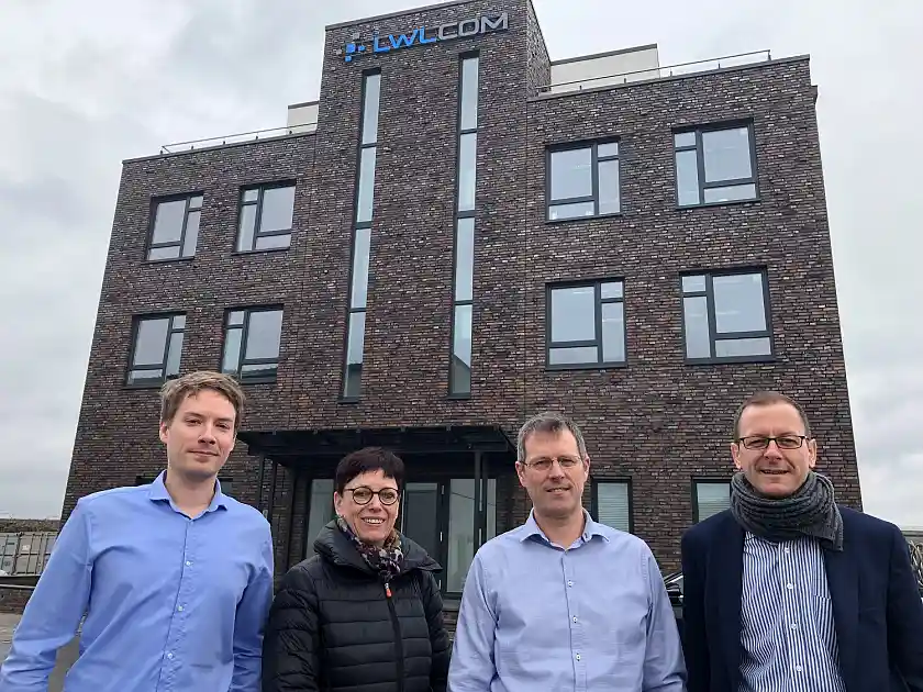 v.l.n.r.: Simon Frerichs (IT der Leiter LWLcom), Iris Geber (WFB), Frank Holmes (Geschäftsführung LWLcom) und Senator Martin Günthner