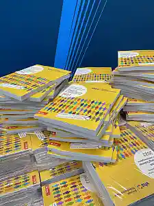 Das neue Programm der vhs ist jetzt an vielen Stellen erhältlich. Foto: vhs