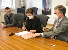 Haus des Jugendrechts per Unterschrift besiegelt: (v.l.) Jugenddezernent Michael Frost, Justizsenatorin Dr. Claudia Schilling und der Direktor der Ortspolizeibehörde Bremerhaven, Harry Götze. Foto: Justizressort