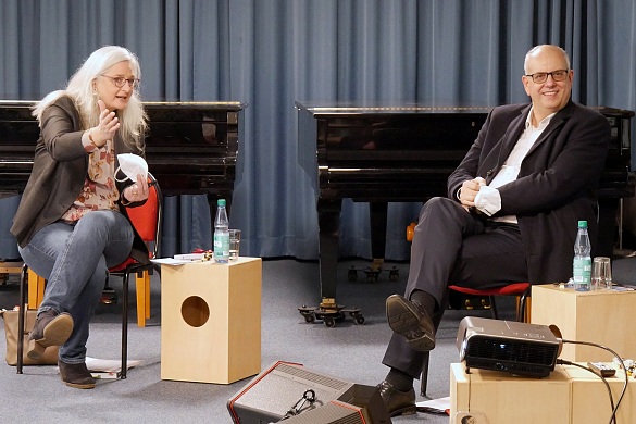 Die Direktorin der Musikschule Ulrike Petritzki und Bürgermeister Bovenschulte. Foto: Musikschule Bremen