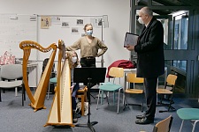 Andreas Bovenschulte im Gespräch mit einer jungen Harfenspielerin und ihrer Lehrerin. Foto: Musikschule Bremen