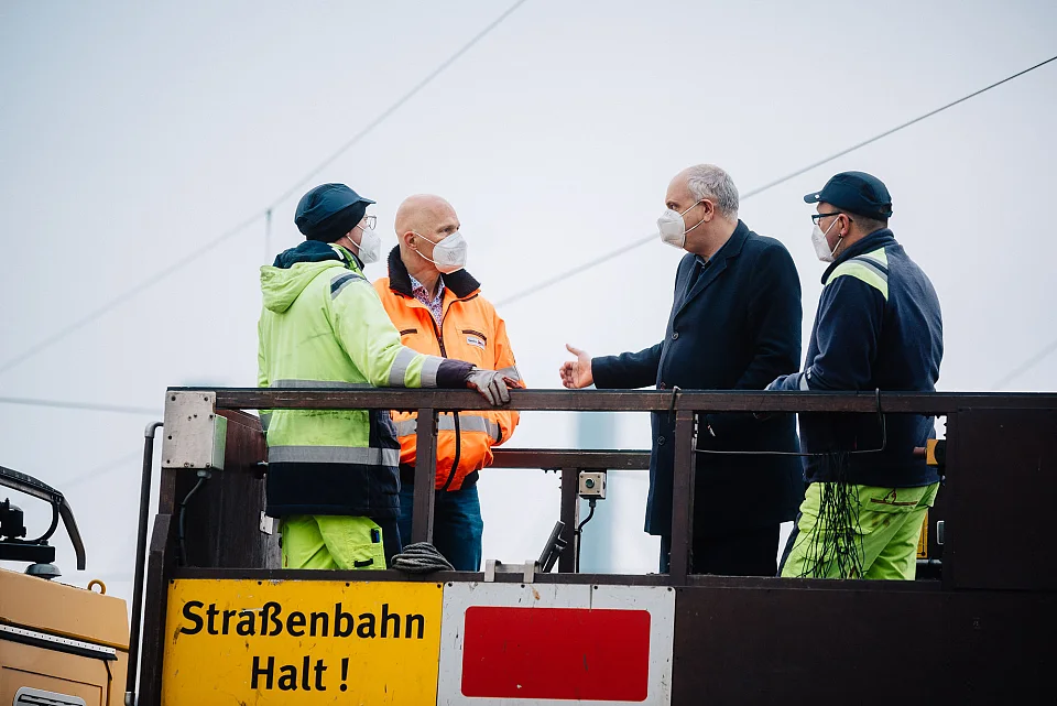 Bürgermeister Dr. Andreas Bovenschulte (2. v.r.) im Gespräch mit Beschäftigten der BSAG. Foto: Senatspressestelle