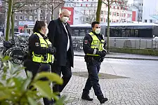 Bürgermeister Dr. Andreas Bovenschulte im Gespräch mit Beschäftigten des Ordnungsdienstes. Foto: Senatspressestelle