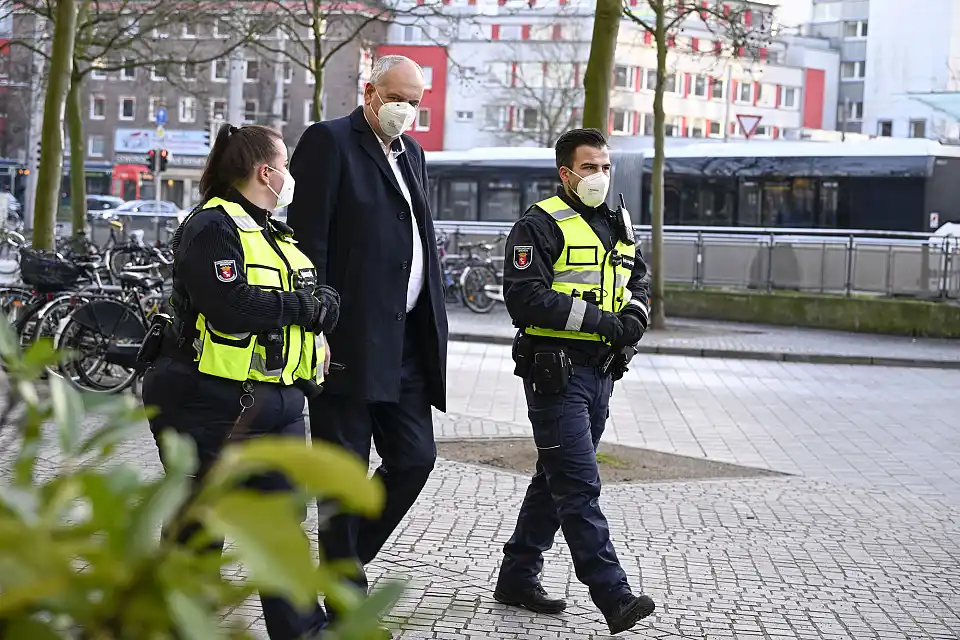 Bürgermeister Dr. Andreas Bovenschulte im Gespräch mit Beschäftigten des Ordnungsdienstes. Foto: Senatspressestelle