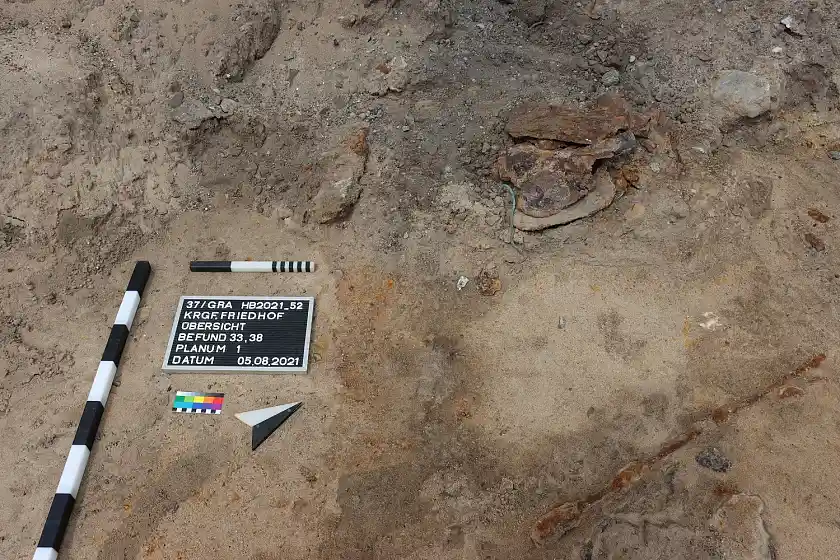 Die vier zurückgelassenen Schaufelblätter am oberen Ende der Rampe. Foto: Landesarchäologie Bremen, Cathrin Hähn.