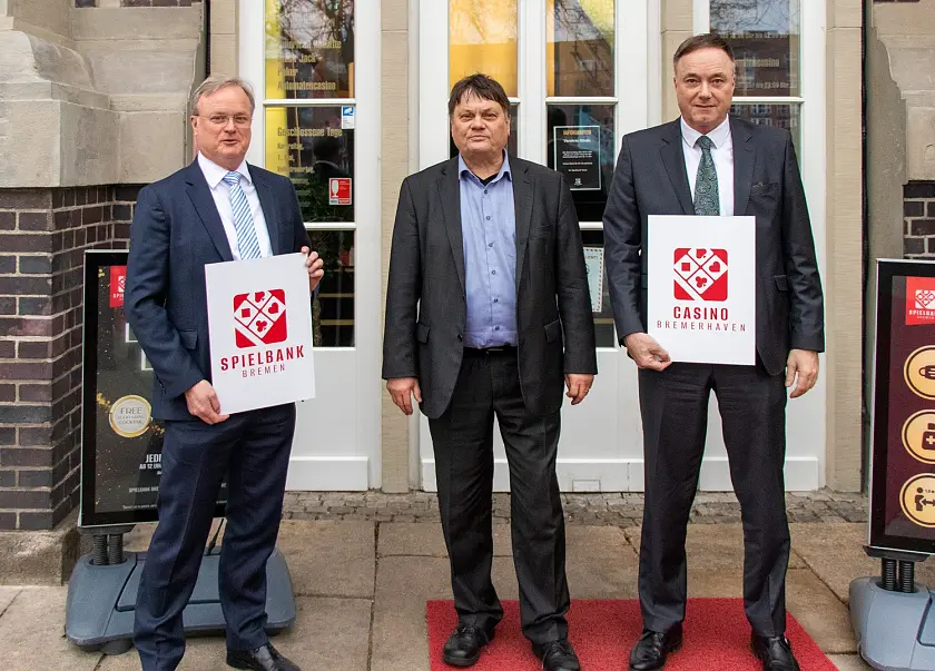 Michael Barth, Finanzsenator Dietmar Strehl und Peter Schneider (vlnr.) vor der Spielbank Bremen. Foto: Finanzressort