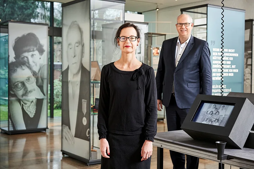 Bürgermeister Bovenschulte und die Direktorin Prof. Anna Greve in der Ausstellung des Focke-Museums "Lebenswege". Foto: Focke-Museum