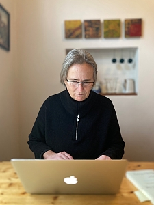 Jutta Reichelt ist Schriftellerin und hat für unterschiedliche Institutionen (unter anderem dem Blaumeier-Atelier) Schreibwerkstätten und -projekte entwickelt. Foto: Raja Löbbe