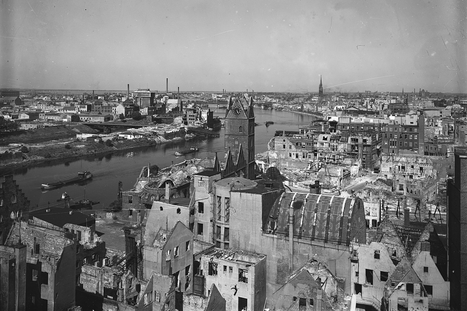 Die Zerstörungen der Bremer Altstadt im Jahr 1947. Das Foto zeigt den Blick über die Böttcherstraße. Foto: Staatsarchiv Bremen
