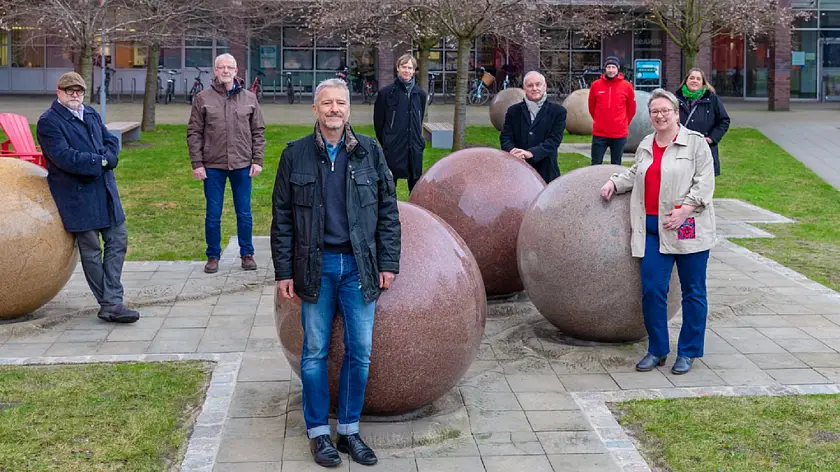 Sie haben alle dazu beigetragen, dass das neue Kunstwerk nun auf dem Campus der Universität Bremen steht (von links): Architekt Jens Behnken-Mross (Universität), Stephan Lauck (Baufirma Trümper&Wessels), Thomas Flege (Uiberall Stiftung), Ingmar Lähnemann (Kulturressort Bremen), Dezernent Hans-Joachim Orlok (Universität), Wilhelm Petry (Stadtentwicklung Bremen), Uni-Kanzlerin Frauke Meyer und Nicole Nowak (Kulturressort Bremen). Foto: Matej Meza / Universität Bremen 