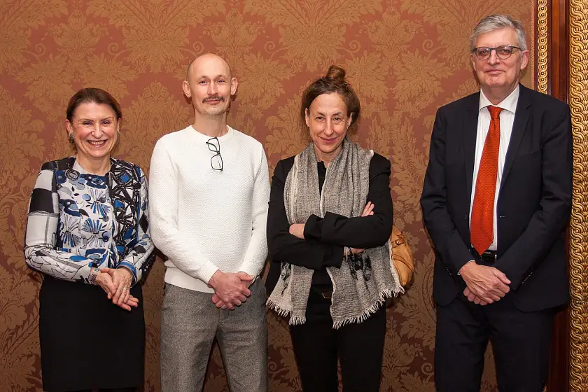 Nach der Verleihung des Bremer Literaturpreises (von links): Die Leiterin der Stadtbibliothek Bremen, Barbara Lison, Preisträger Matthias Senkel und Preisträgerin Judith Hermann sowie der Jury-Vorsitzende Dr. Lothar Müller. Foto: Victor Ströver