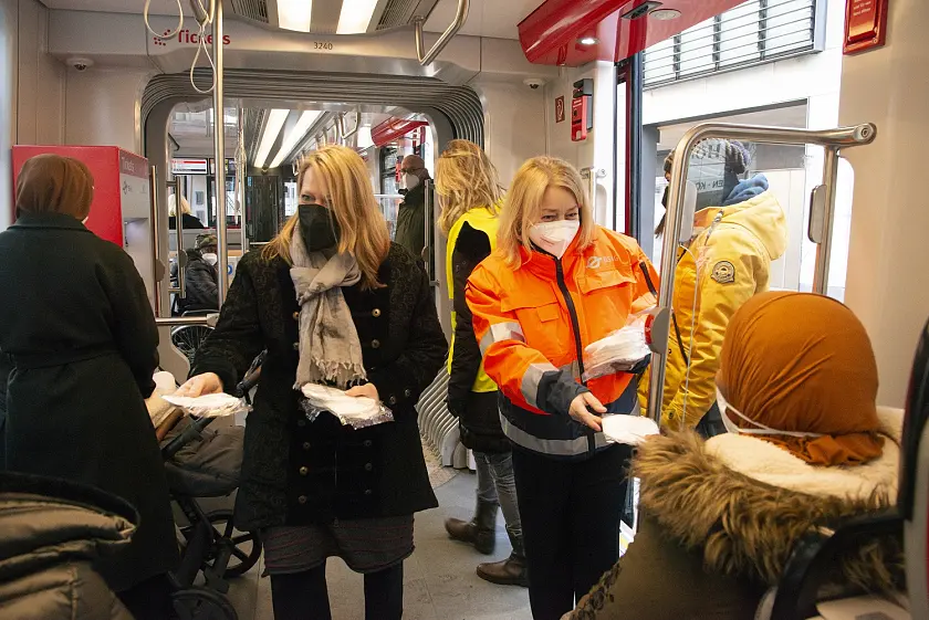 Senatorin Dr. Maike Schaefer (links) sowie BSAG-Arbeitsdirektorin und Vorständin Monika Alke beim Verteilen von FFP2-Masken in der Straßenbahn. Foto: Verkehrsressort