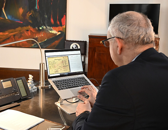 Bürgermeister Bovenschulte erfasst ein eingescanntes Dokument in der Datenbank des Arolsen Archivs. Foto: Senatspressestelle