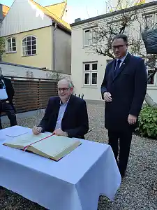 Zwei Bürgermeister, ein Goldenes Buch: Dr. Andreas Bovenschulte (links) trägt sich unter den Augen seines Lübecker Kollegen Jan Lindenau in das Goldene Buch der Hansestadt Lübeck ein. Foto: Hansestadt Lübeck