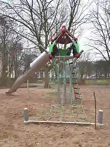 Die Rutsche steht schon seit Mitte Dezember. Jetzt ist sie offiziell zur Benutzung freigegeben. Foto: Sozialressort