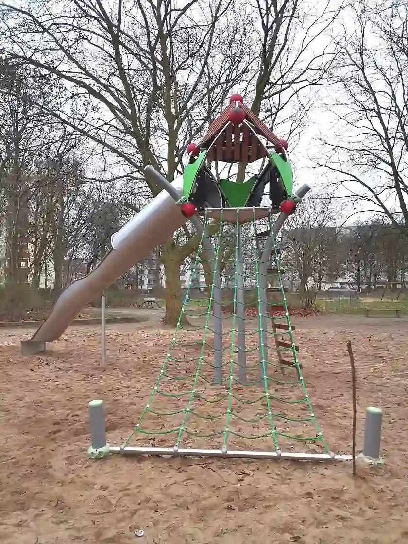 Die Rutsche steht schon seit Mitte Dezember. Jetzt ist sie offiziell zur Benutzung freigegeben. Foto: Sozialressort